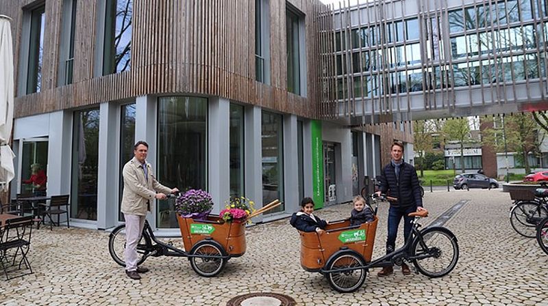 Mazda übergibt Lasten-E-Bikes an das SOS-Kinderdorf in Düsseldorf